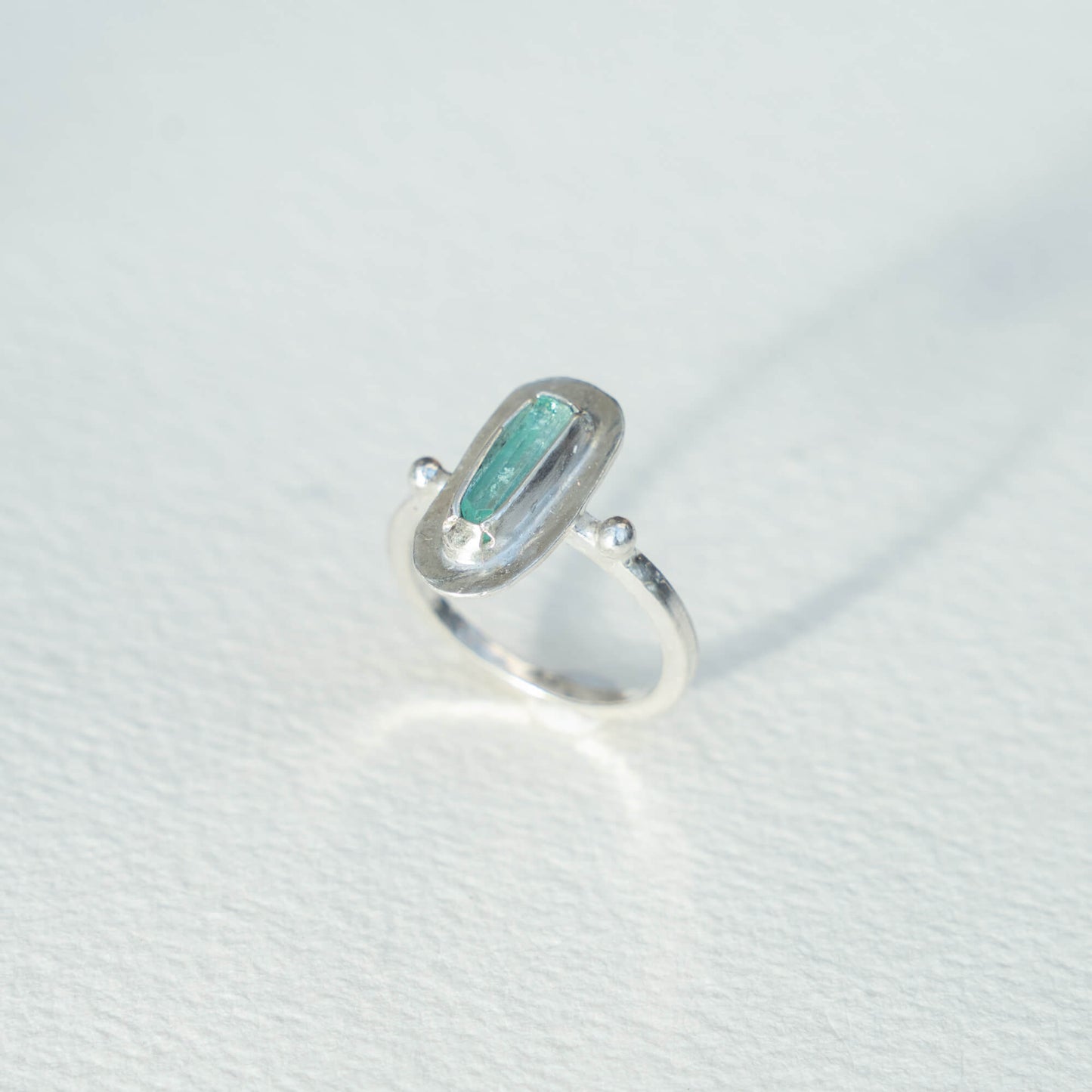 Anillo cristalino brillante