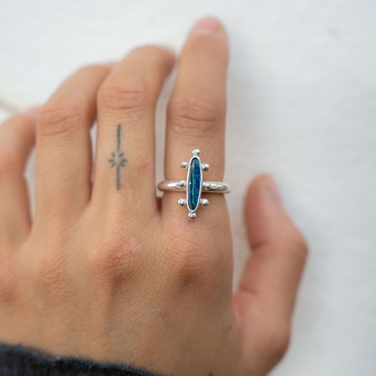 Anillo con ópalo etíope