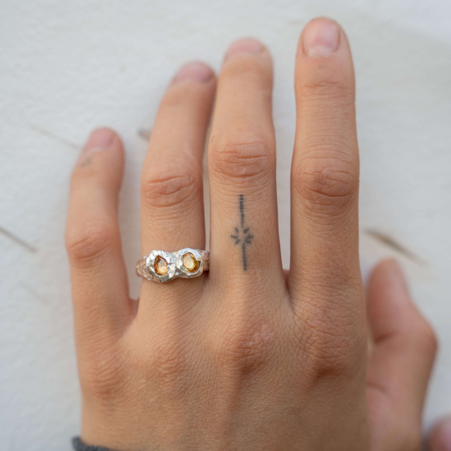 Anillo de Lava zafiros