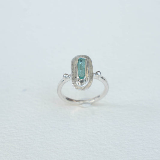 Anillo cristalino brillante