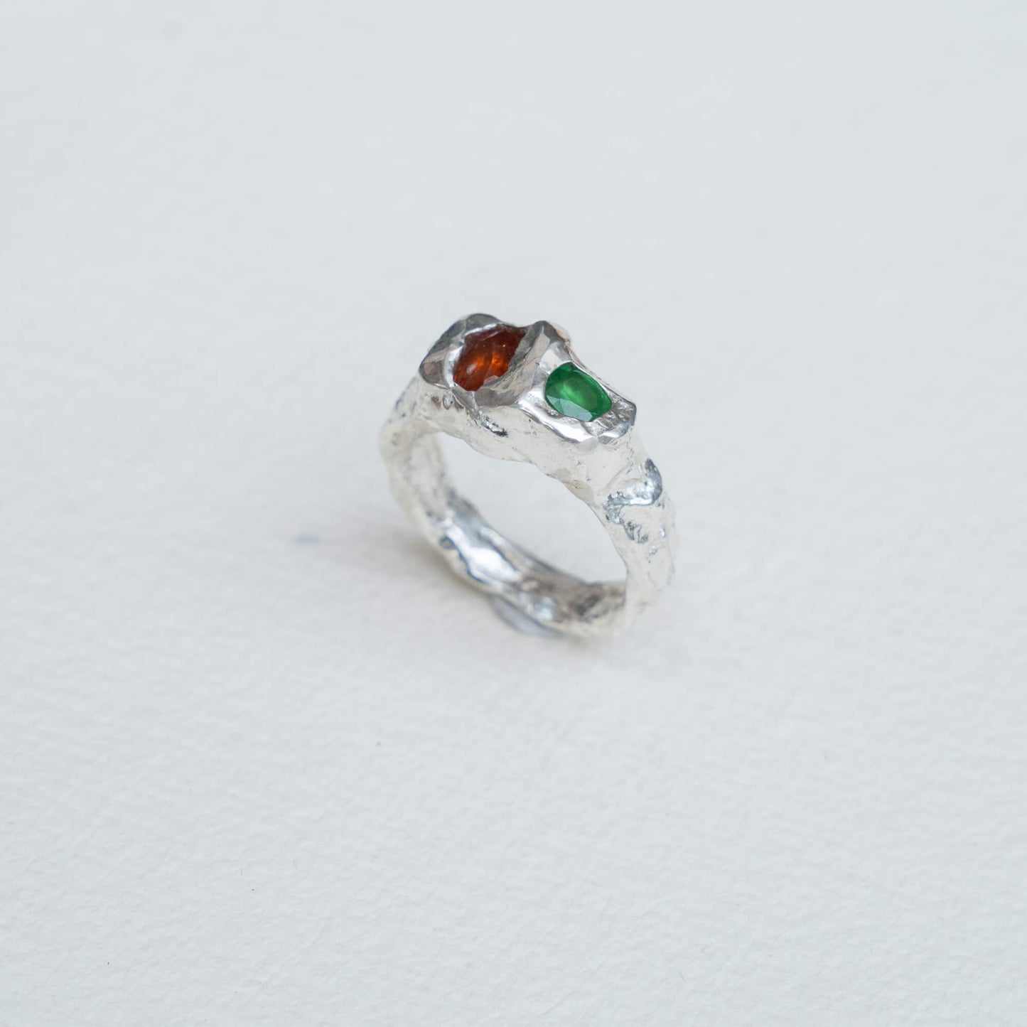 Anillo de Lava espesartina y tsavorita