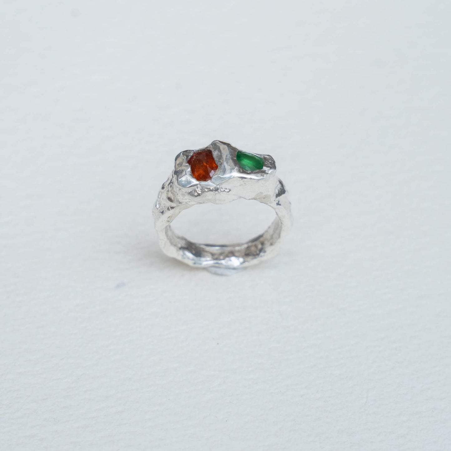 Anillo de Lava espesartina y tsavorita