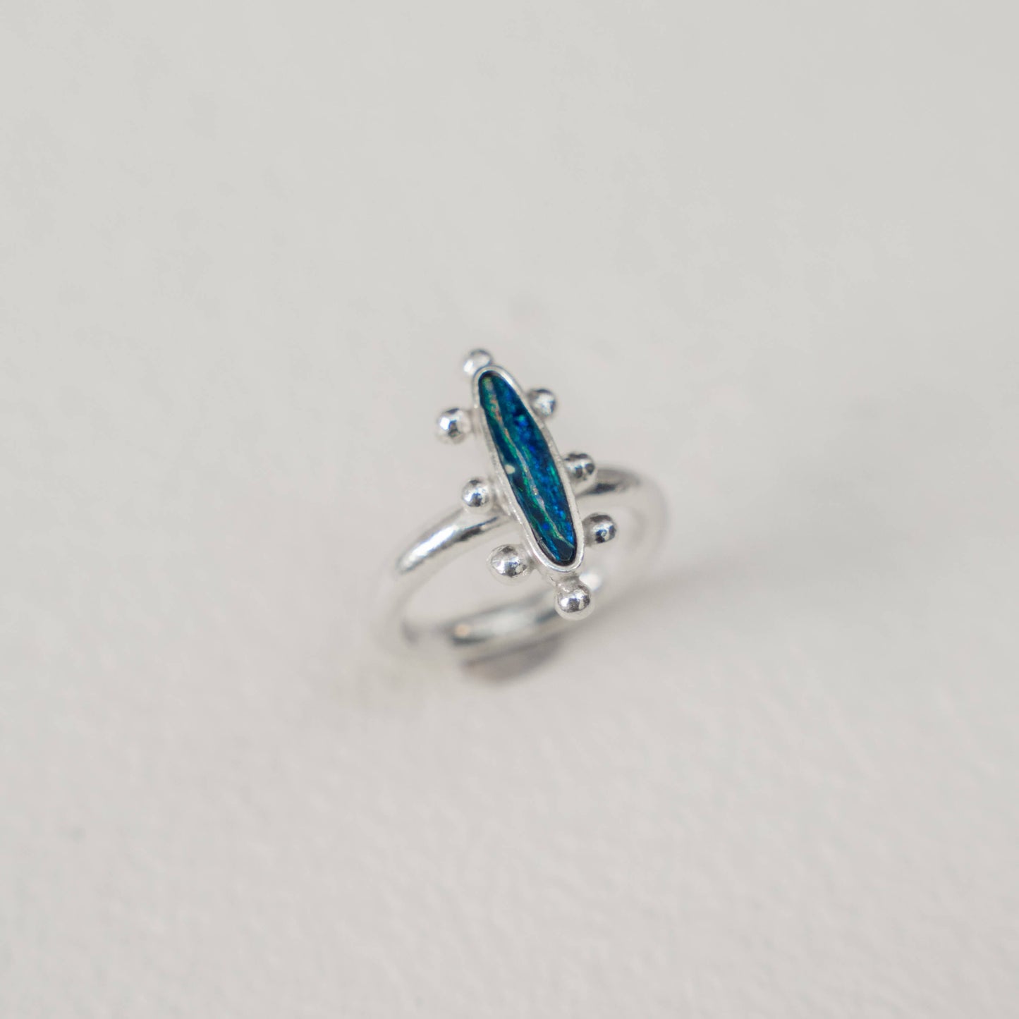 Anillo con ópalo etíope