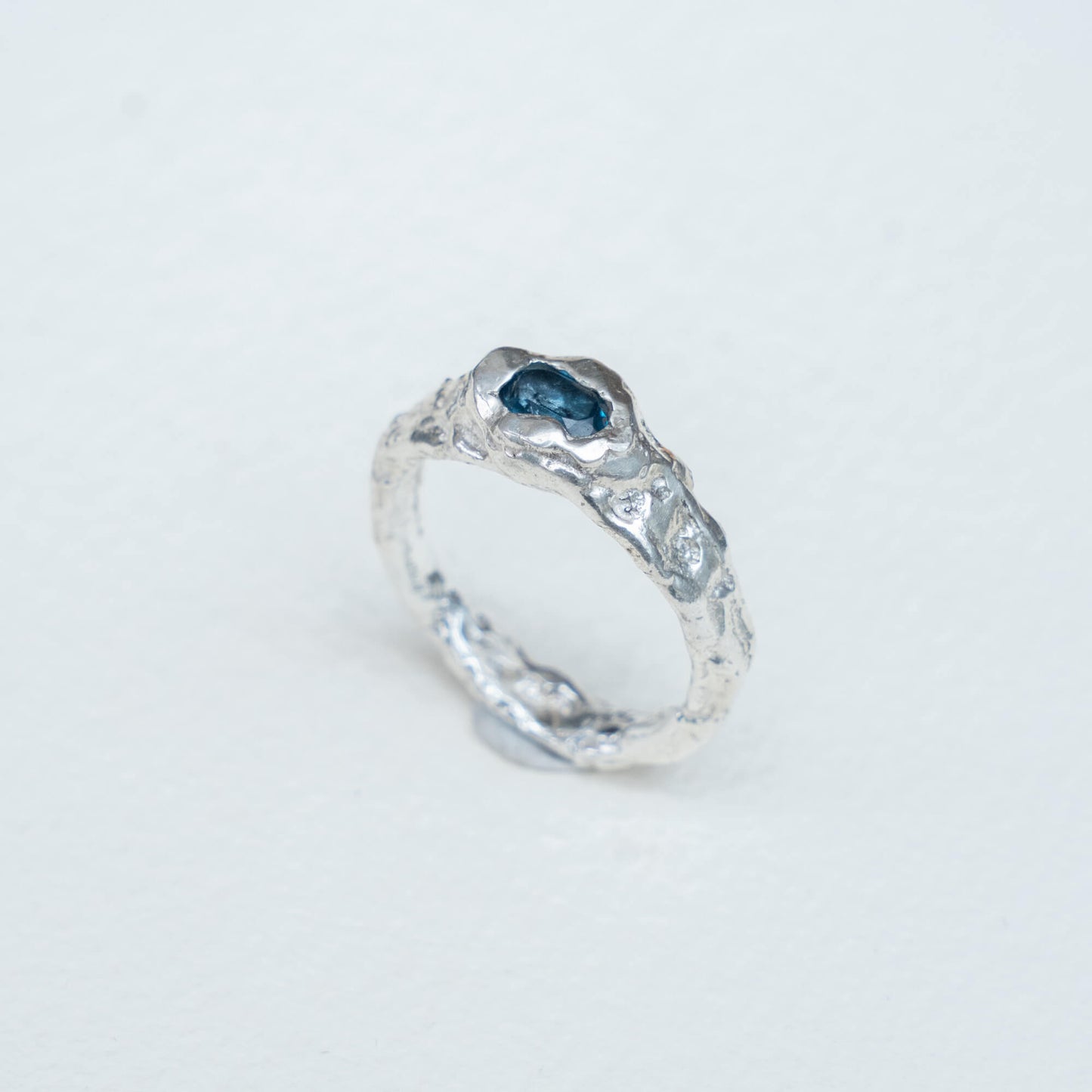 Anillo de Lava cianita