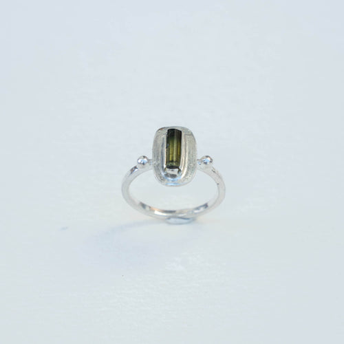 Anillo cristalino verdoso