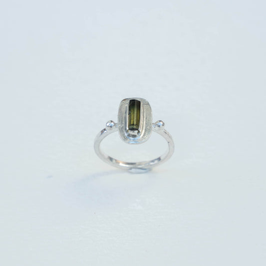 Anillo cristalino verdoso