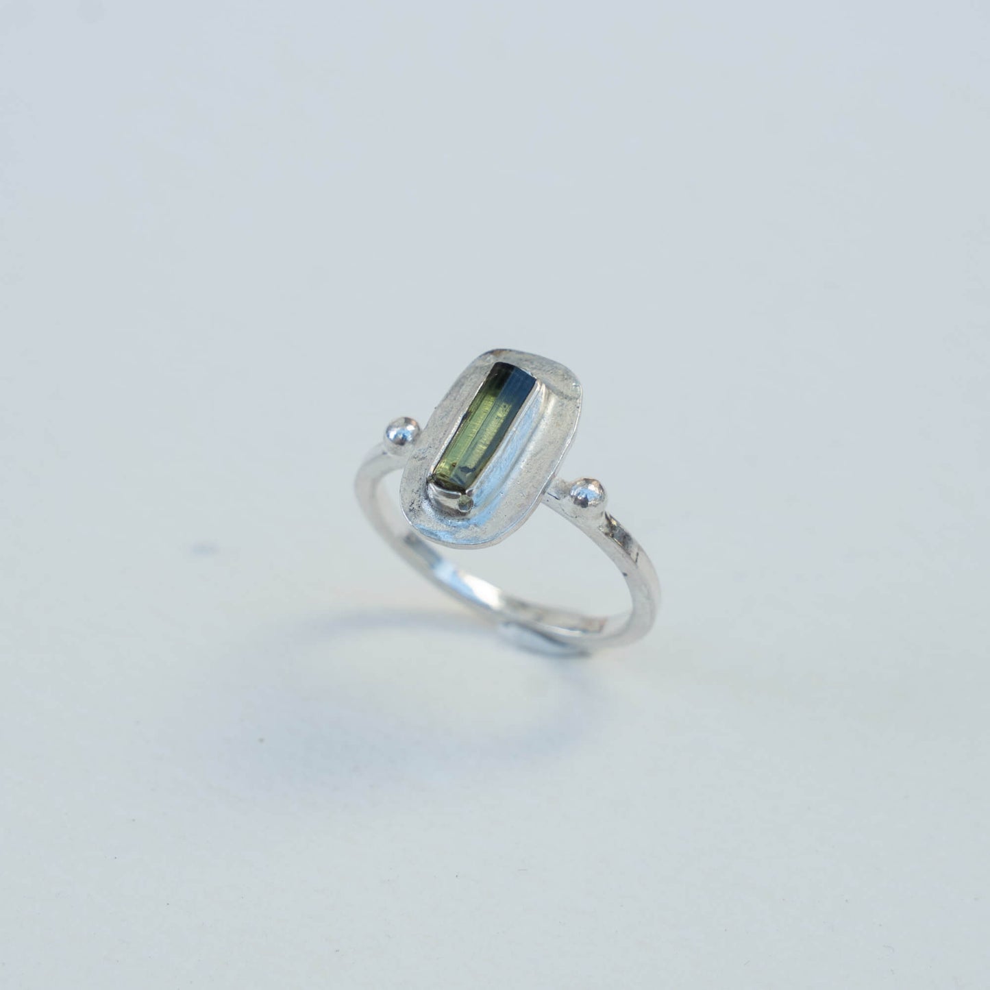 Anillo cristalino verdoso