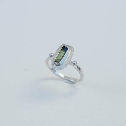 Anillo cristalino verdoso