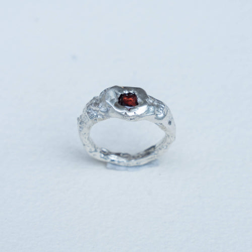 Anillo de Lava granate