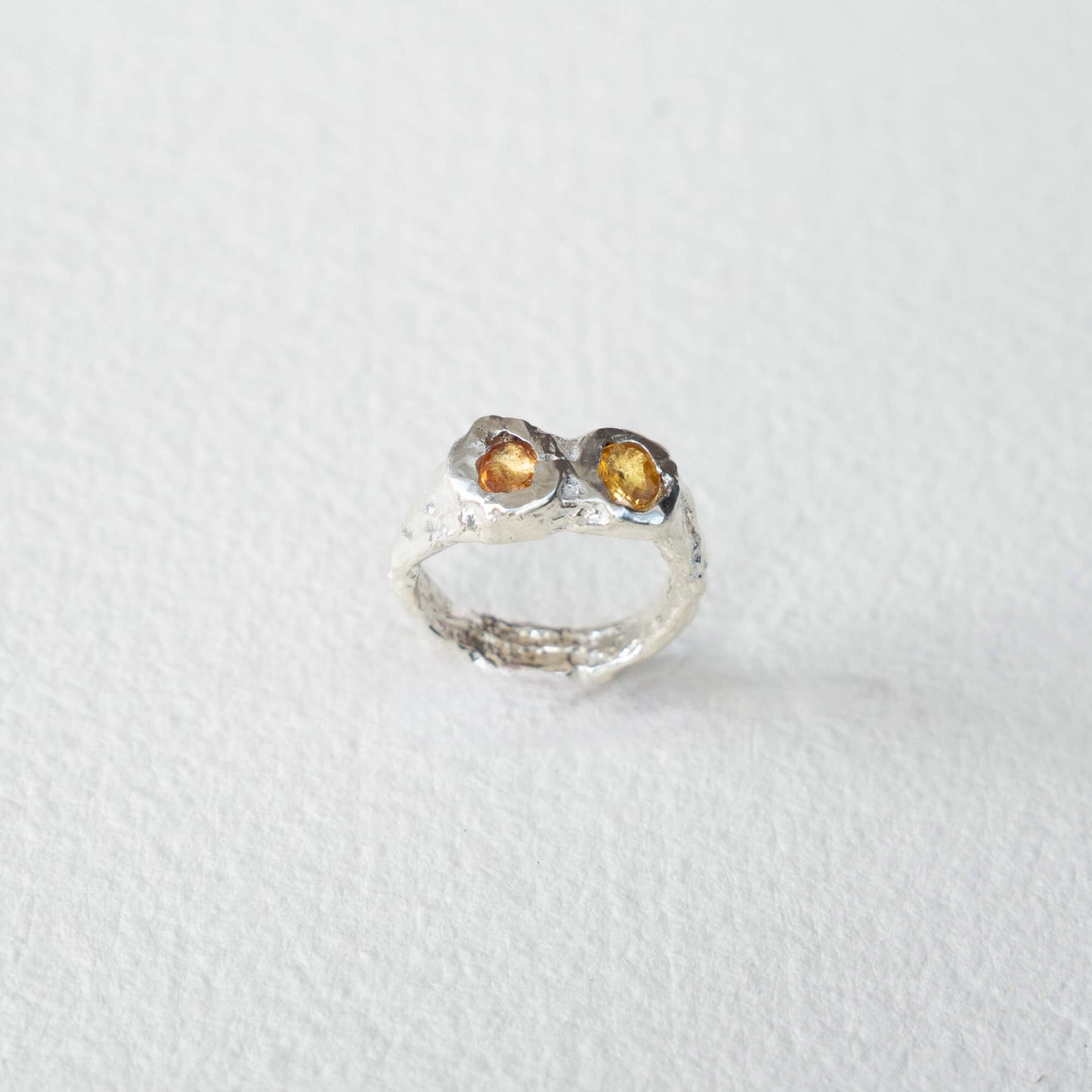 Anillo de Lava zafiros