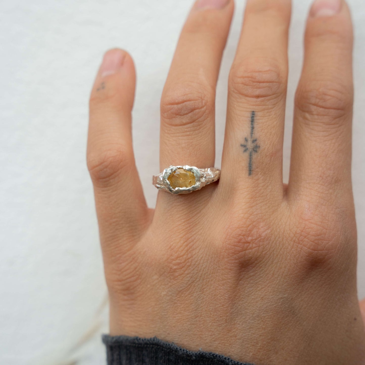 Anillo de Lava cuarzo rutilado cabello de ángel